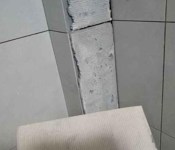 南雄瓷砖空鼓维修公司分享下厨房瓷砖脱落的补救措施。